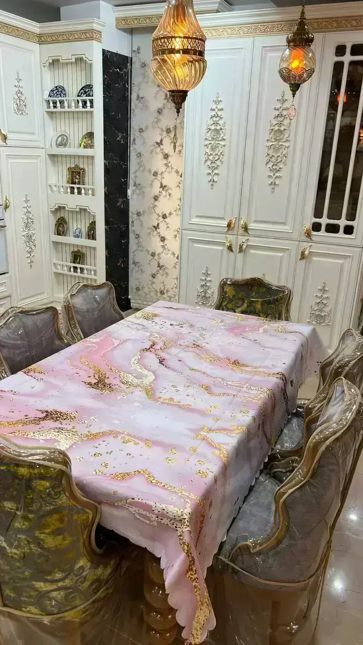 رومیزی مخمل شانل درجه یک ترکیب رنگ صورتی و طلایی طرح ماربل B20080 - 1