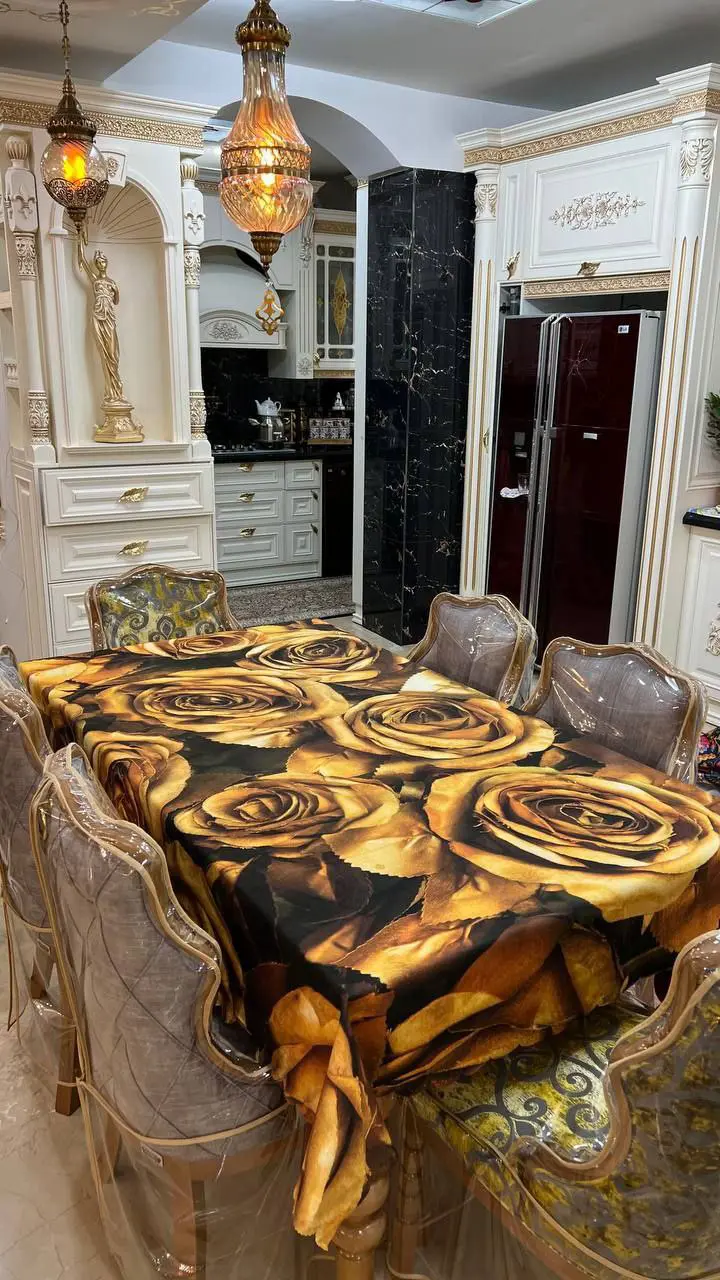 رومیزی مخمل شانل درجه یک ترکیب رنگ قهوه ای و طلایی طرح گل رز B20060 - 1