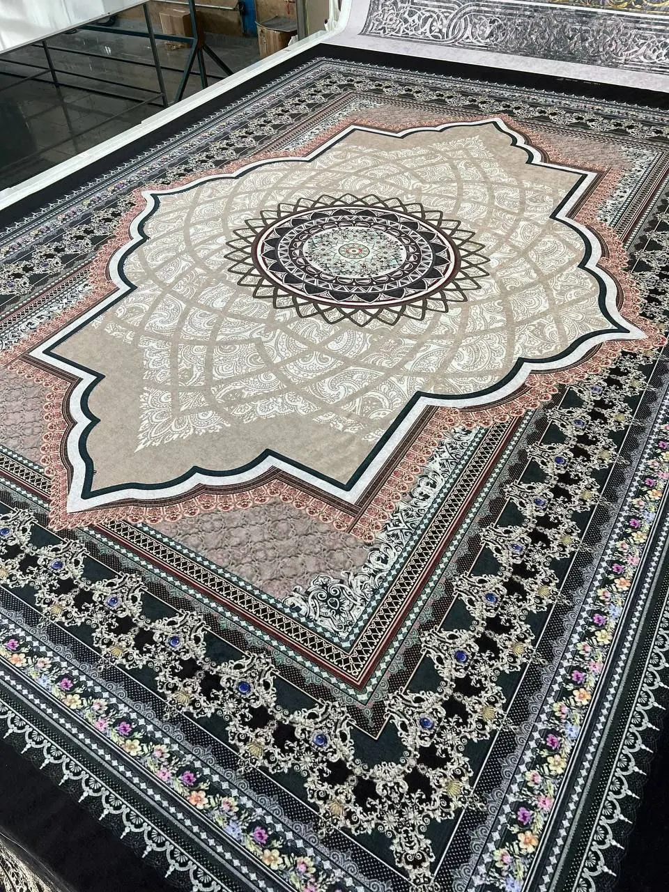 فرشینه ترمزدار و ریشه‌دار طرح نرگس کد C664 - 1
