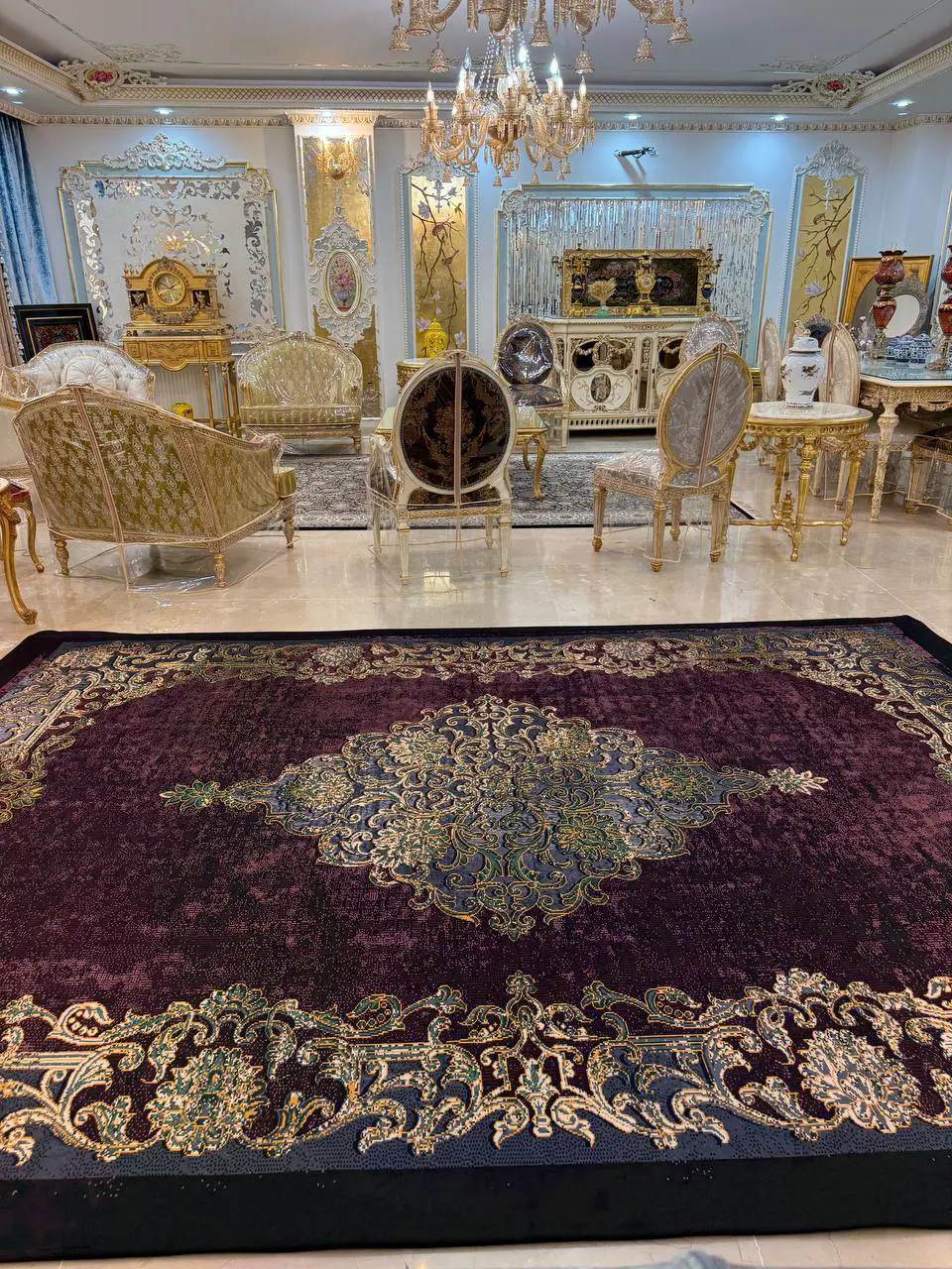 روفرشی کشدار طرح کلاسیک کد B2243 - زمینه بادمجانی و کرم طلایی - 1