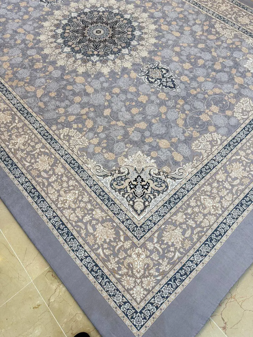 روفرشی کشدار طرح پیچک گل کد B2578 - زمینه نقره آبی و کرم - 1