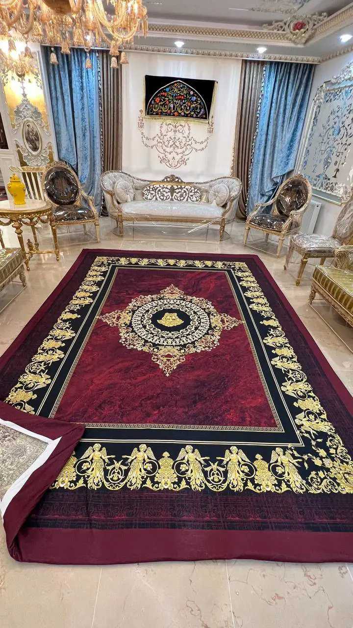 روفرشی کشدار طرح ورساچه کد B2332 - زمینه لاکی و کرم طلایی - 1