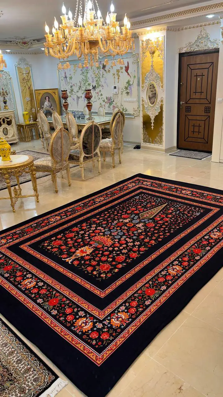 روفرشی کشدار طرح فرش ماشینی کد B2642 - زمینه سرمه‌ای تیره - 1