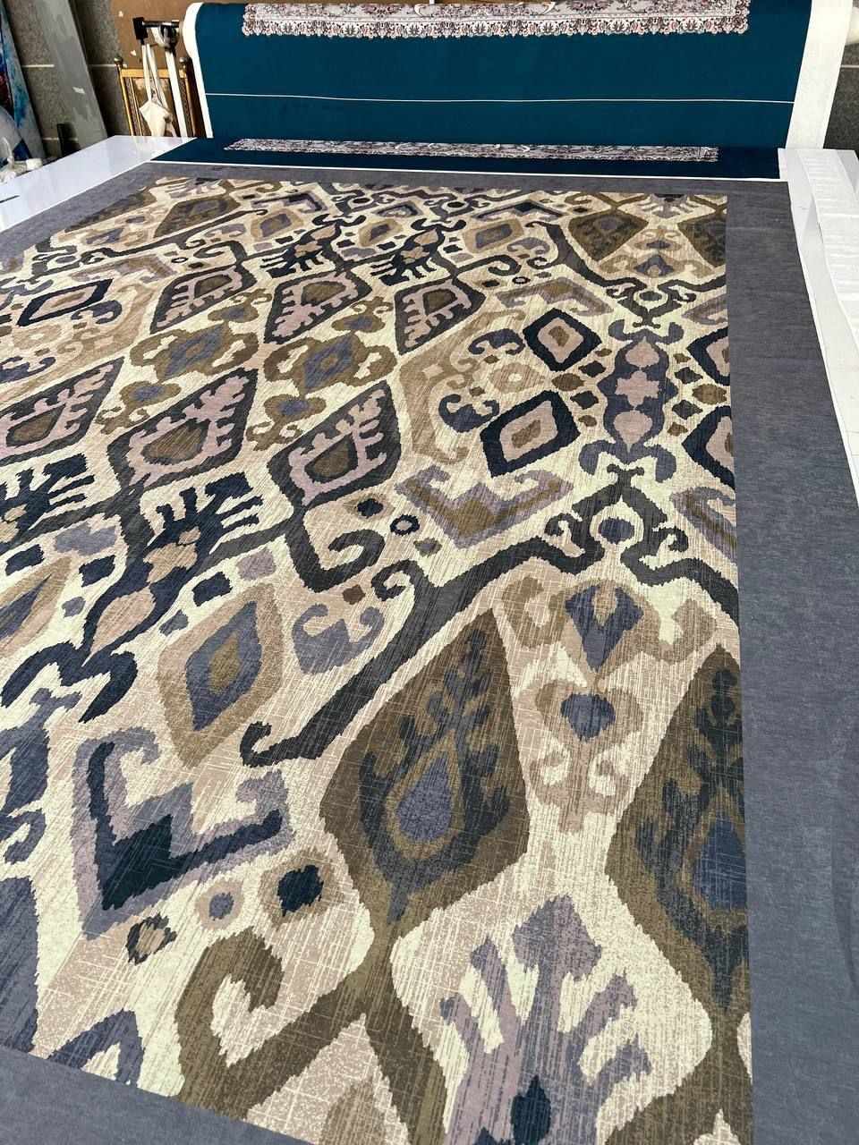 بسته‌بندی شیک و ارسال سریع روفرشی کشدار مخمل شانل به سراسر ایران